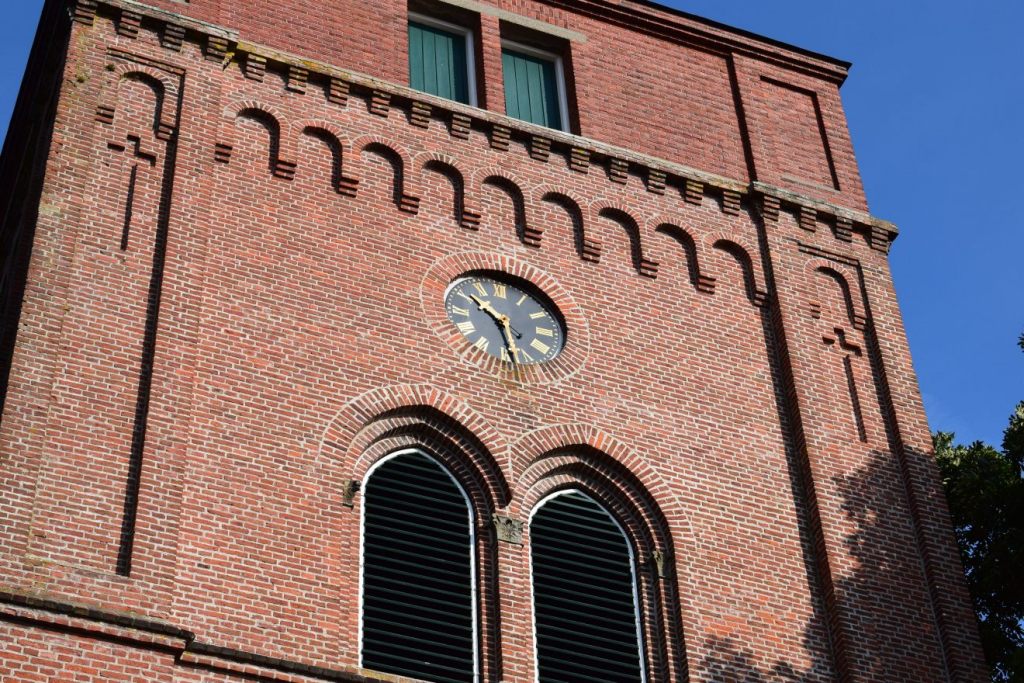 Turmuhrwerk Krummhörn, Pewsum evangelisch-lutherische Nicolaikirche Außenansicht